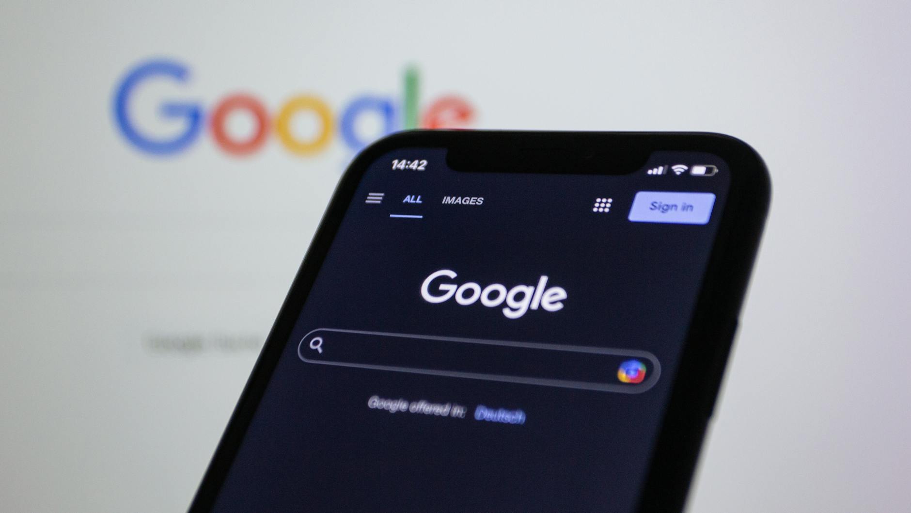 Smartphone screen showing Google search in dark mode, illustrating the Safari default-search dispute at the centre of the appeal.