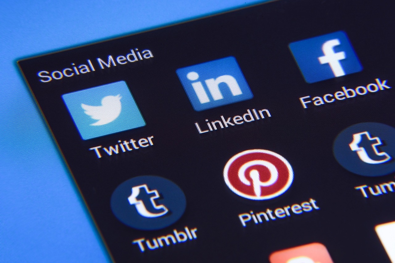 Smartphone screen with social media app icons including LinkedIn