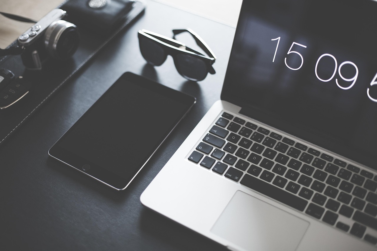 Apple MacBook and iPad devices