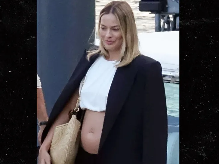 Margot Robbie Pregnancy Rumors: Is That a Baby Bump?